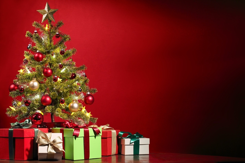 feldíszített karácsonyfa, alatta ajándékok