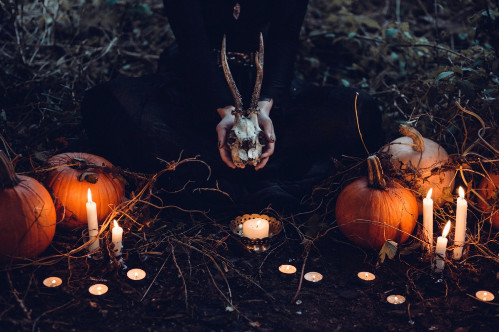 halloween szertartás tökkel, mécsesekkel, gyertyákkal és koponyával