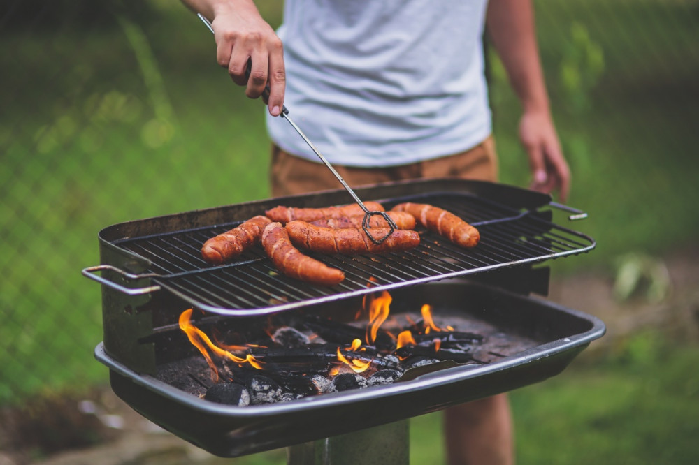 grillen sülő ételeket forgat egy férfi