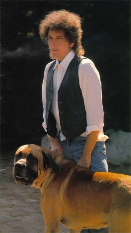Bob Dylan Brutus nevű bullmasztiff kutyájával