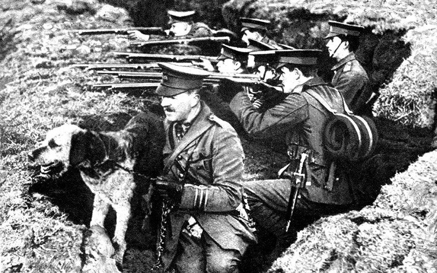 Egy brit katona kutyájával 1914 nyarán egy belgiumi lövészárokban