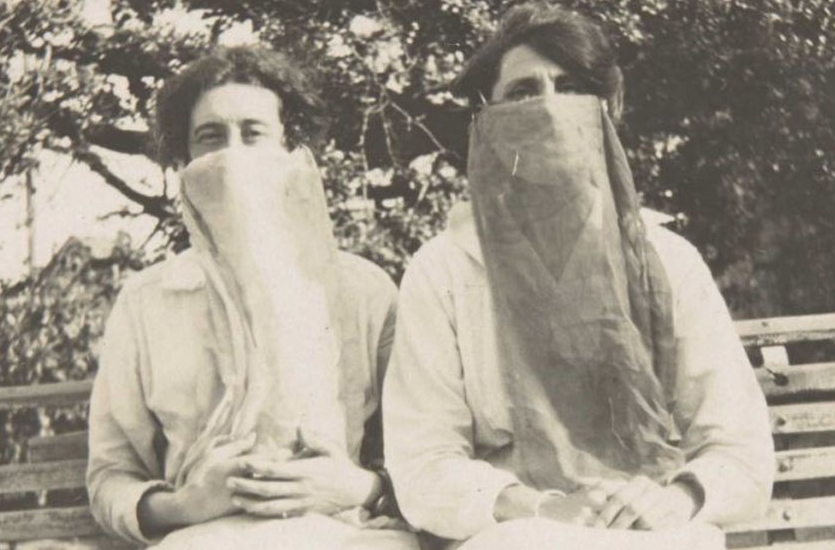 kendővel eltakart arcú testvérpár a spanyolnátha idején