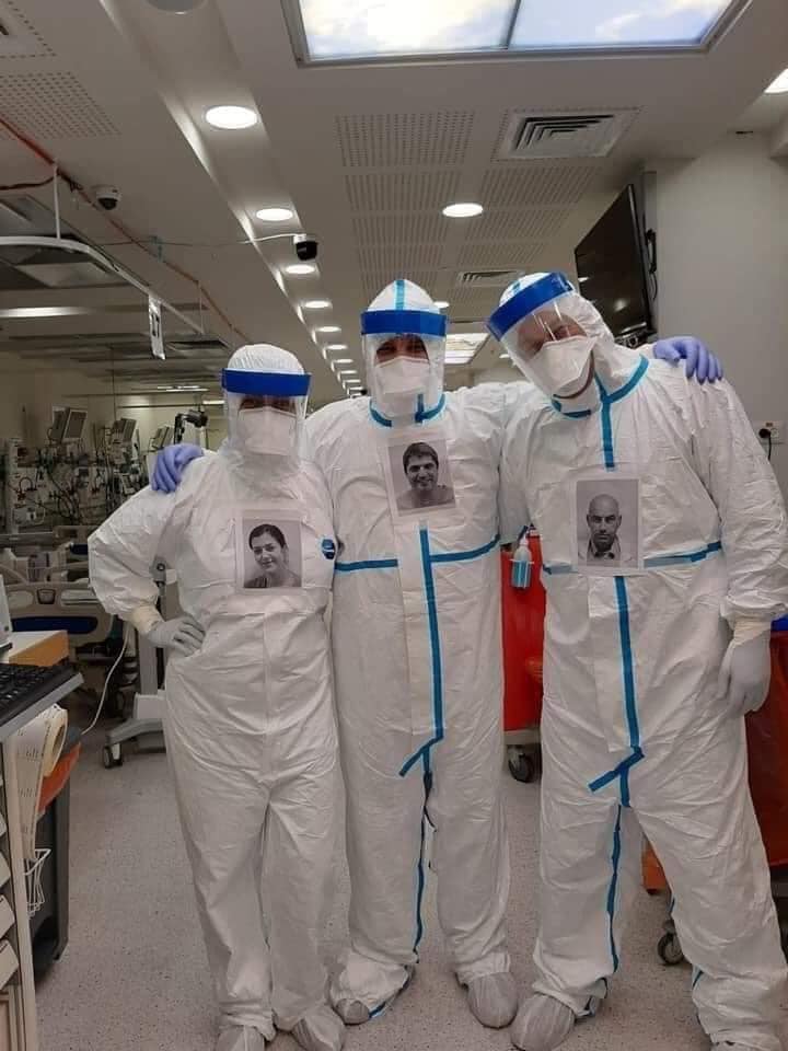izraeli orvosok beöltözve mellükön fényképükkel